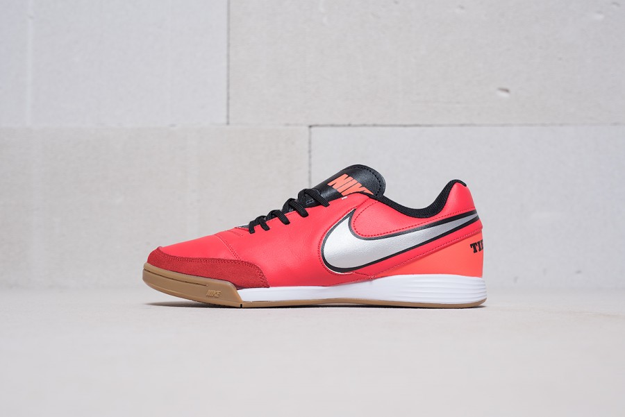 Футбольная обувь Nike Tiempo Mystic V IC