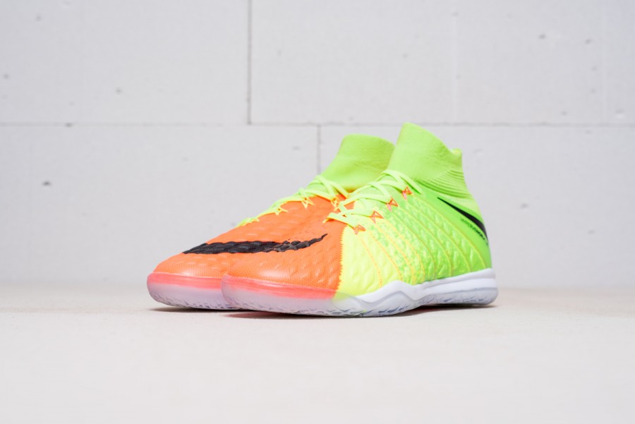 Футбольная обувь Nike HypervenomX Proximo II DF IC