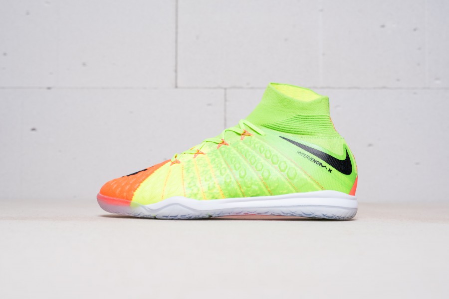 Футбольная обувь Nike HypervenomX Proximo II DF IC