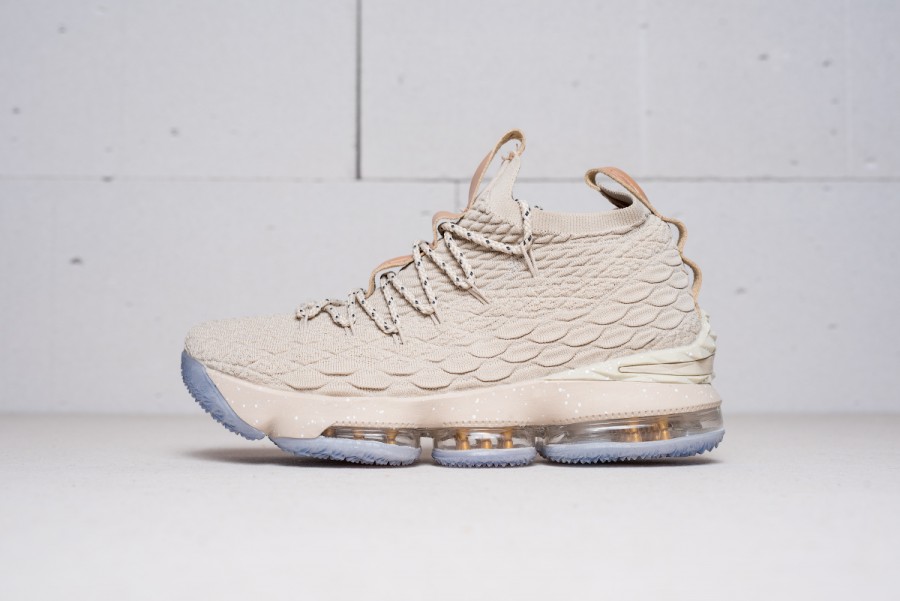 Кроссовки Nike LeBron 15