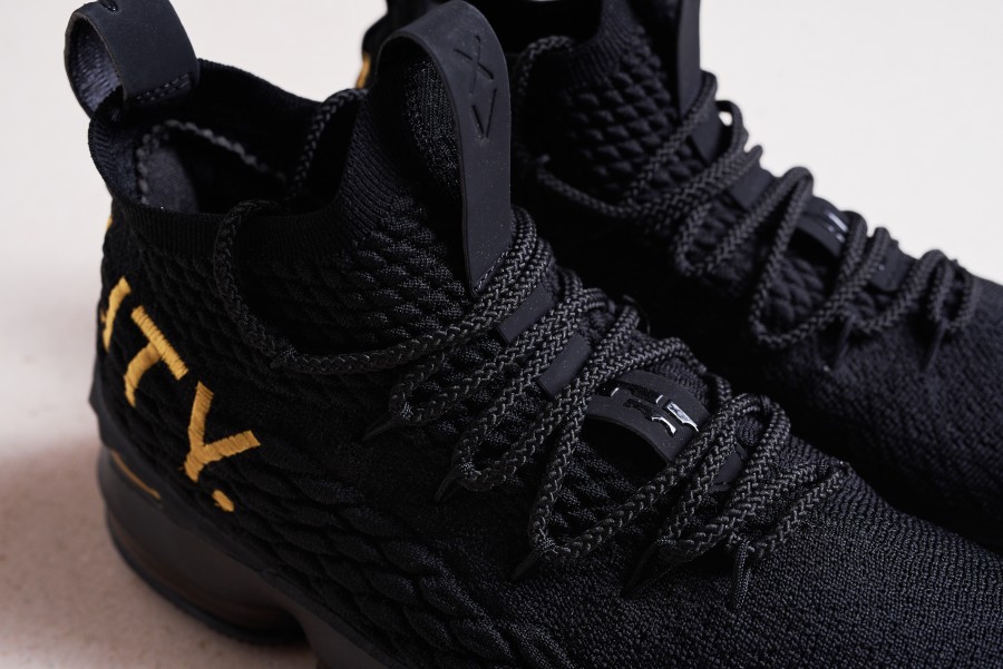 Кроссовки Nike LeBron 15