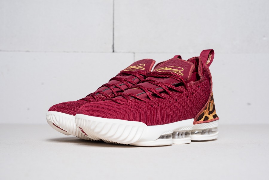 Кроссовки Nike LeBron 16