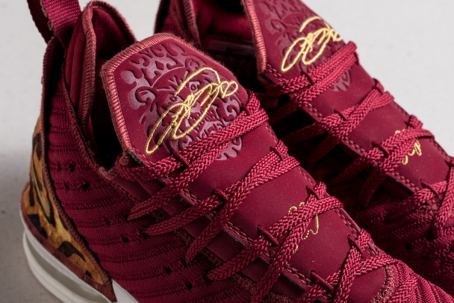 Кроссовки Nike LeBron 16