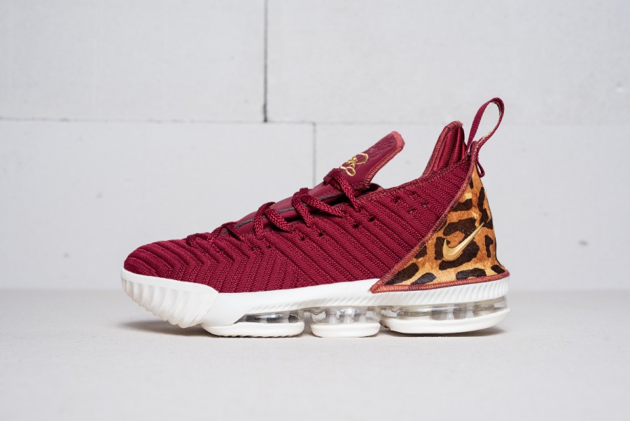 Кроссовки Nike LeBron 16