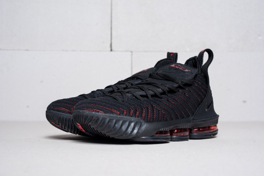 Кроссовки Nike LeBron 16