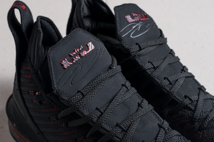 Кроссовки Nike LeBron 16