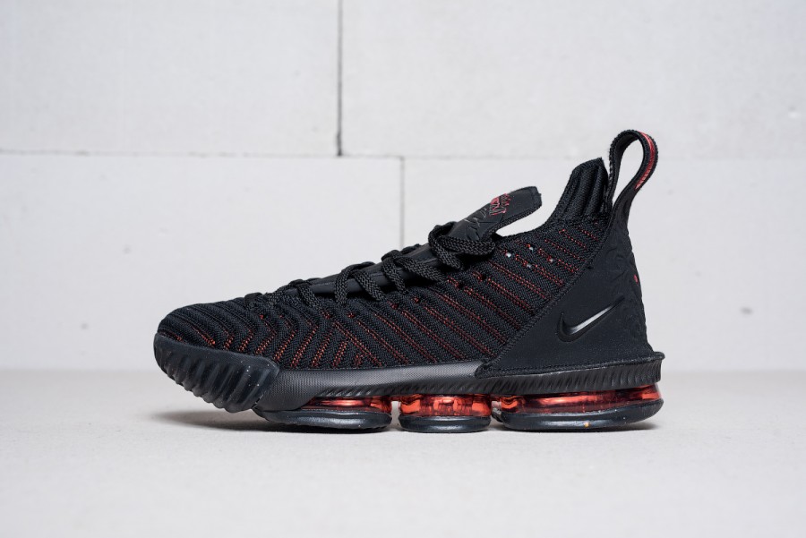 Кроссовки Nike LeBron 16