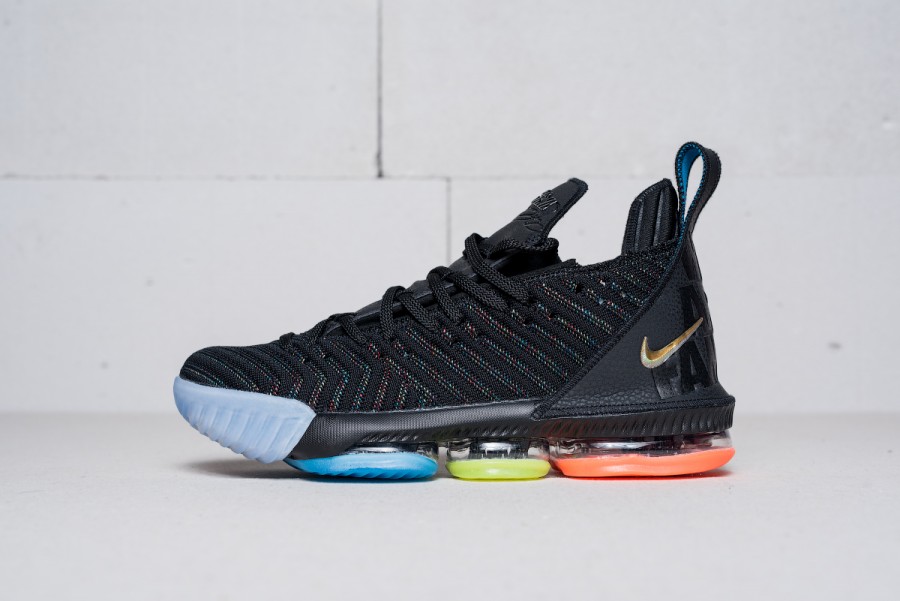 Кроссовки Nike LeBron 16