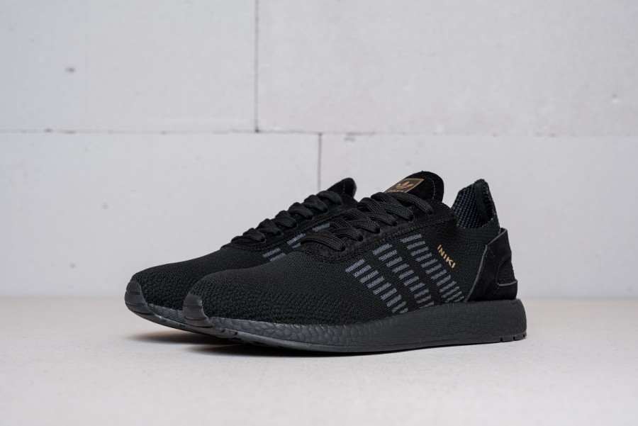 Кроссовки Adidas Iniki Runner Boost Primeknit