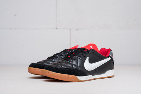Футбольная обувь Nike Tiempo IC
