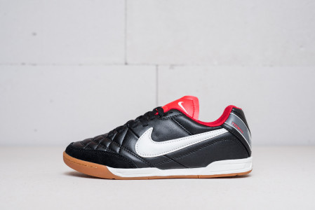 Футбольная обувь Nike Tiempo IC