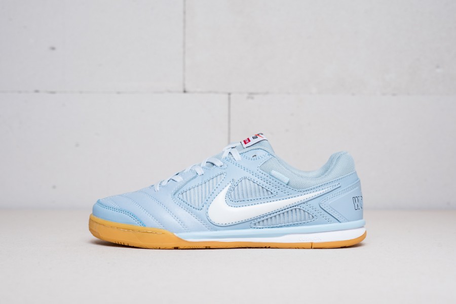 Футбольная обувь Nike