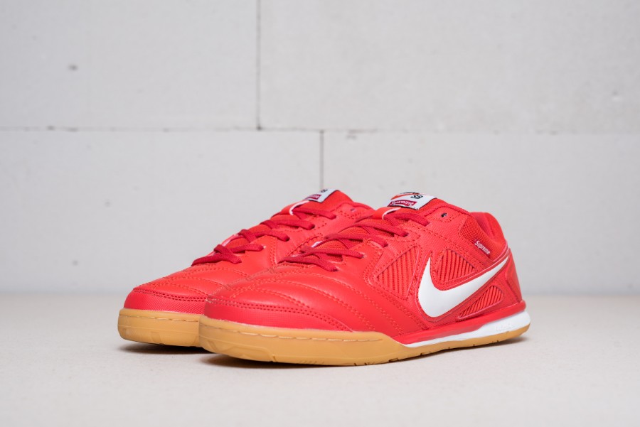 Футбольная обувь Nike