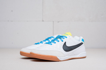 Футбольная обувь Nike Tiempo IC