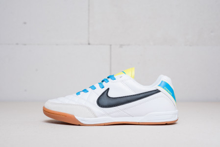 Футбольная обувь Nike Tiempo IC