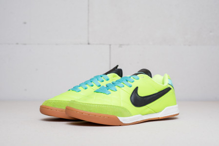 Футбольная обувь Nike Tiempo IC