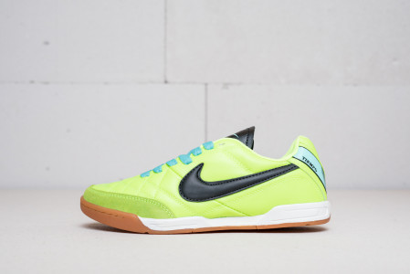 Футбольная обувь Nike Tiempo IC