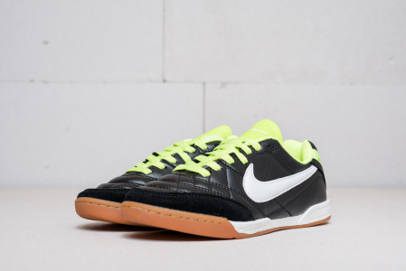 Футбольная обувь Nike Tiempo IC