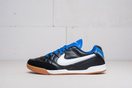 Футбольная обувь Nike Tiempo IC