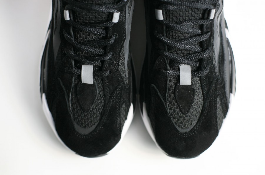 кроссовки Adidas Yeezy Boost 700 Black / White
