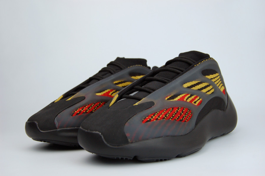 кроссовки Adidas Yeezy 700 v3 Black / Red