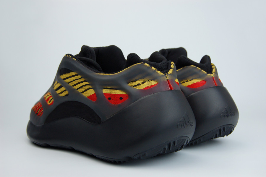 кроссовки Adidas Yeezy 700 v3 Black / Red