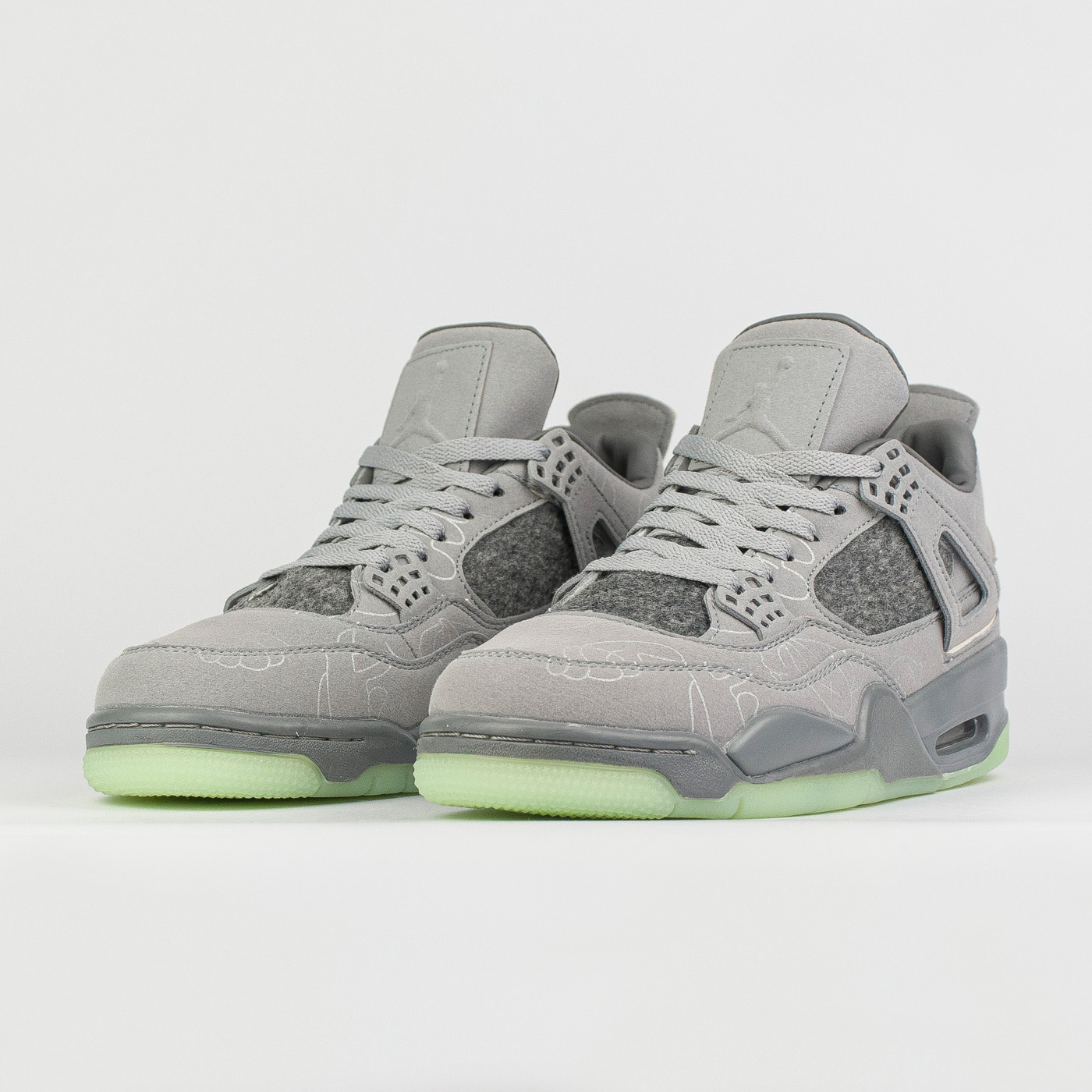 Nike air jordan on sale 4 retro kaws