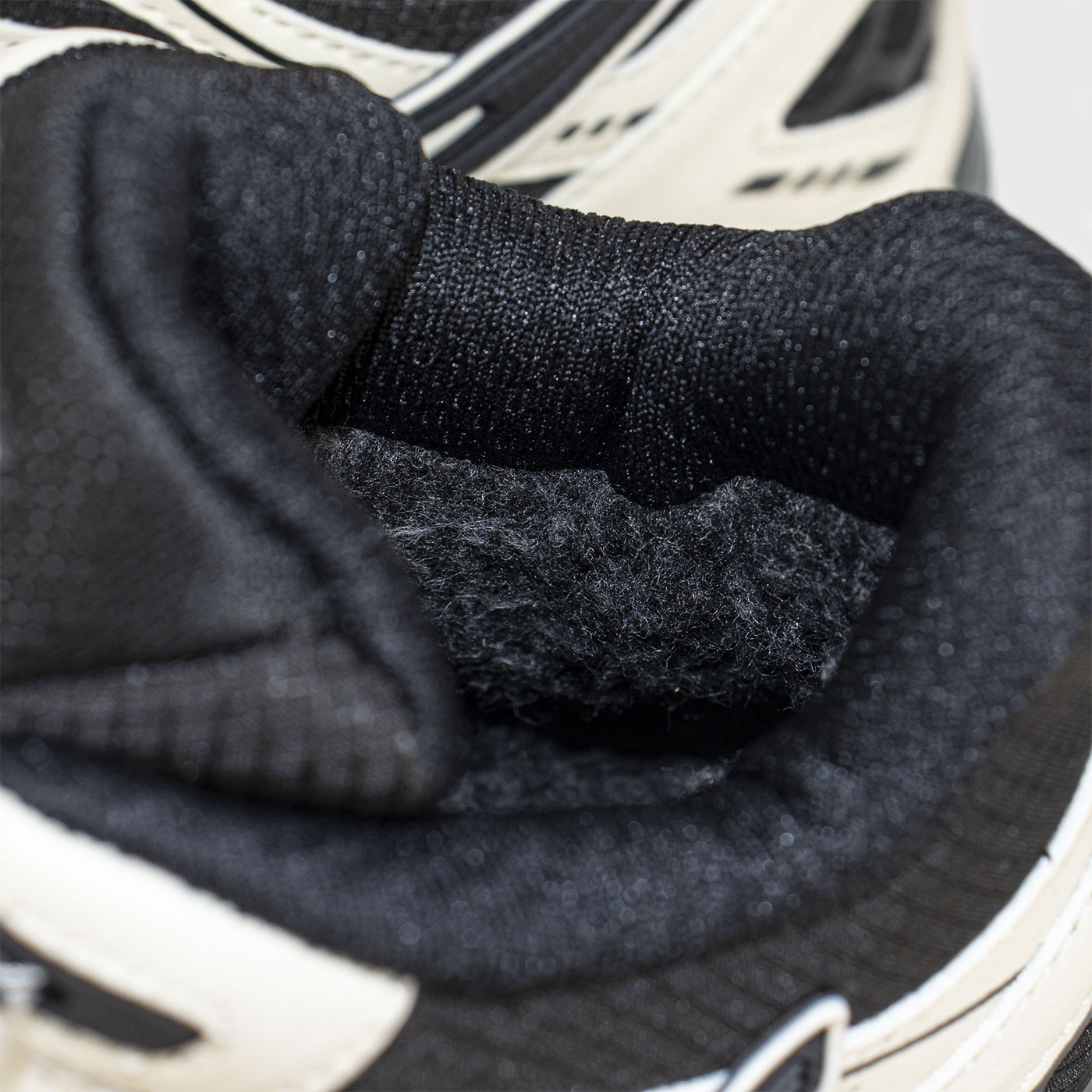 Кроссовки Asics Gel-Kahana 8 Mid White Black Wmns with Fur Кроссовки Asics Gel-Kahana 8 Mid White Black Wmns with Fur
